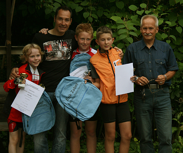 Erik Zabel und Jürgen Graf mit den Siegern des diesjährigen Nachwuchscups